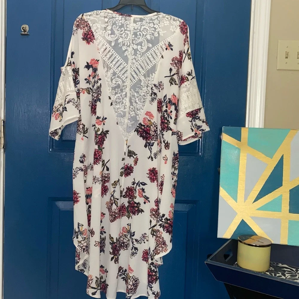 Small High-Low Floral Cardigan with a Lace Back and Shoulder Cut-Outs - Picture 2 of 6